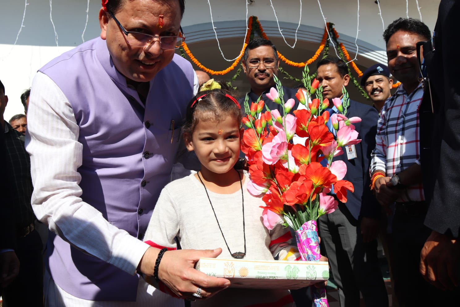 मुख्यमंत्री पुष्कर सिंह धामी के निजी आवास पर बङी संख्या में लोगों ने मुख्यमंत्री से भेंट कर उन्हें दीपावली की हार्दिक बधाई तथा शुभकामनाएं दी। राज्य के विभिन्न क्षेत्रों से नगला तराई पहुंचे सभी व्यक्तियों से मुख्यमंत्री ने मुलाकात की और उन सभी का हाल जाना।