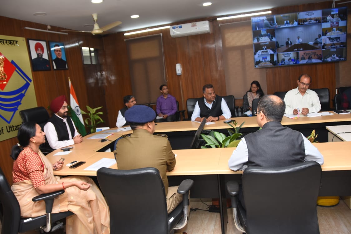 इलेक्शन मोड पर हो परीक्षाएं सम्पन्न कराने की व्यवस्थाः मुख्य सचिव….प्रश्न पत्रों को डबल लॉक एवं सीसीटीवी की निगरानी में रखा जाए…परीक्षा का समय प्रातः 11.00 बजे से 01.00 बजे किया जाए..