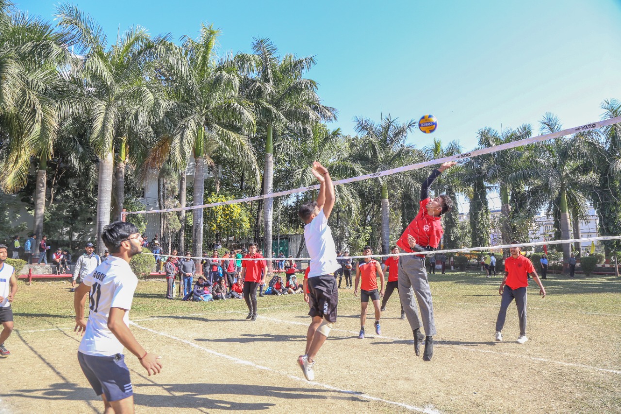 एसजीआरआर पटेल नगर कैंपस ने पथरी बाग कैंपस को दी शिकस्त बॉलीबाल में बेसिक एण्ड एप्लाइड साइंसेज़, सीएनआईटी, मेडिकल कॉलेज व मैनेजमेन्ट ट एण्ड कामर्स स्टडीज़ अगले दौर में