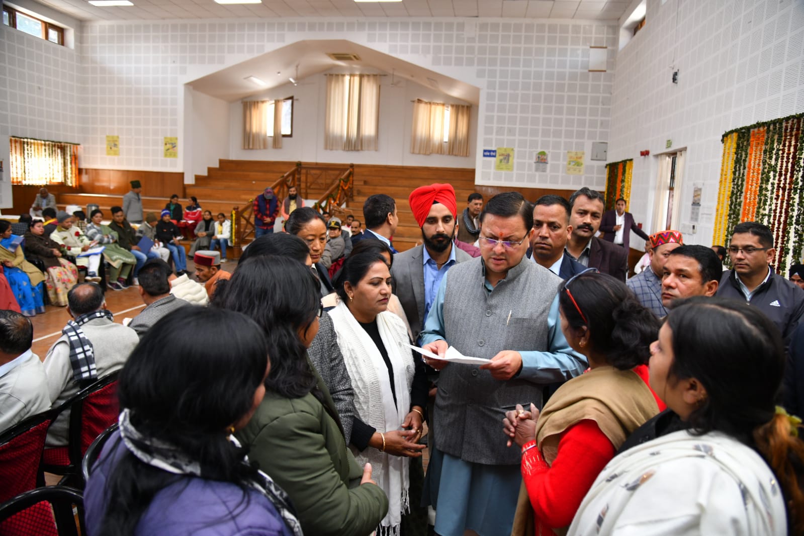 मुख्यमंत्री   धामी ने शनिवार को मुख्यमंत्री आवास स्थित मुख्य सेवक सदन में आयोजित जनता मिलन कार्यक्रम में बड़ी संख्या में आए लोगों की शिकायतों और समस्याओं को सुना और मौके पर ही अधिकारियों को उनके निस्तारण के निर्देश दिये।