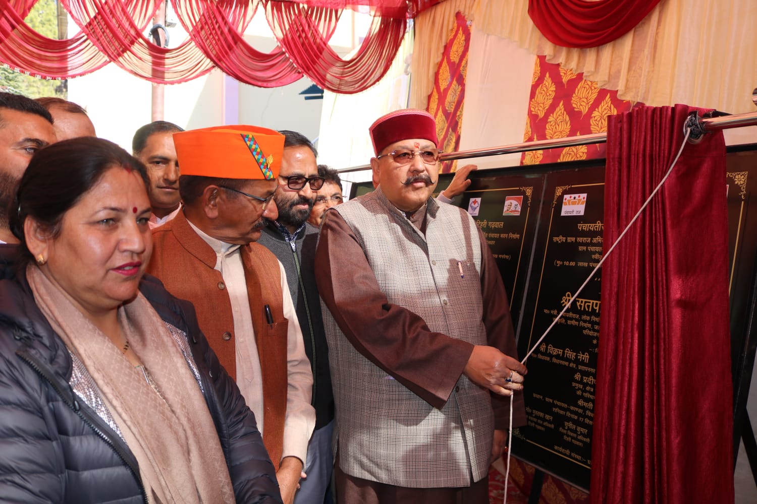 टिहरी बांध प्रभावित परिवारों को महाराज ने दिये 29 करोड़ 55 लाख 33 हजार की धनराशि के चैक*  *मंत्री महाराज ने टिहरी को दी 1289.82 लाख की सौगात