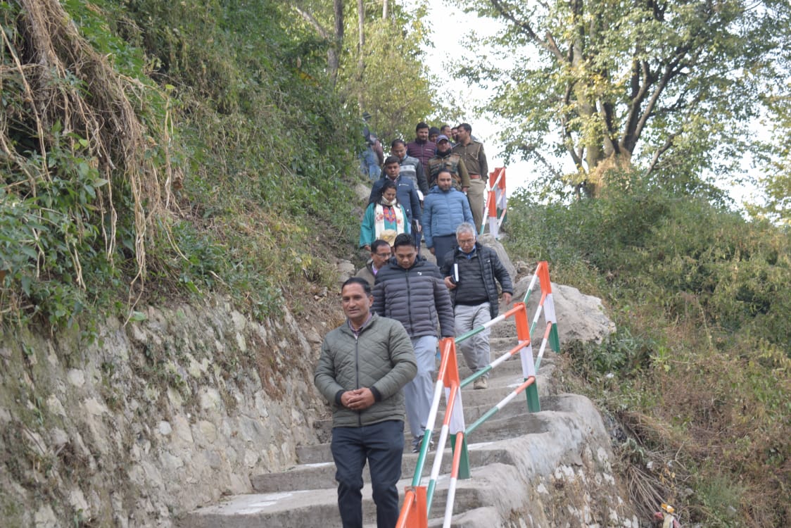 चिकित्सा शिक्षा विभाग के सचिव डाॅ. आर. राजेश कुमार ने यहां चिकित्सालय परिसर में औषधि वितरण कक्ष, प्रसूति वार्ड, आपरेशन कक्ष, अल्ट्रासाउंड, एक्स रे कक्ष, ड्रग हाउस, ओपीडी कक्ष, लेबर रूम के साथ ही अस्पताल की साफ-सफाई का जायजा लिया और दिए ये महत्वपूर्ण निर्देश