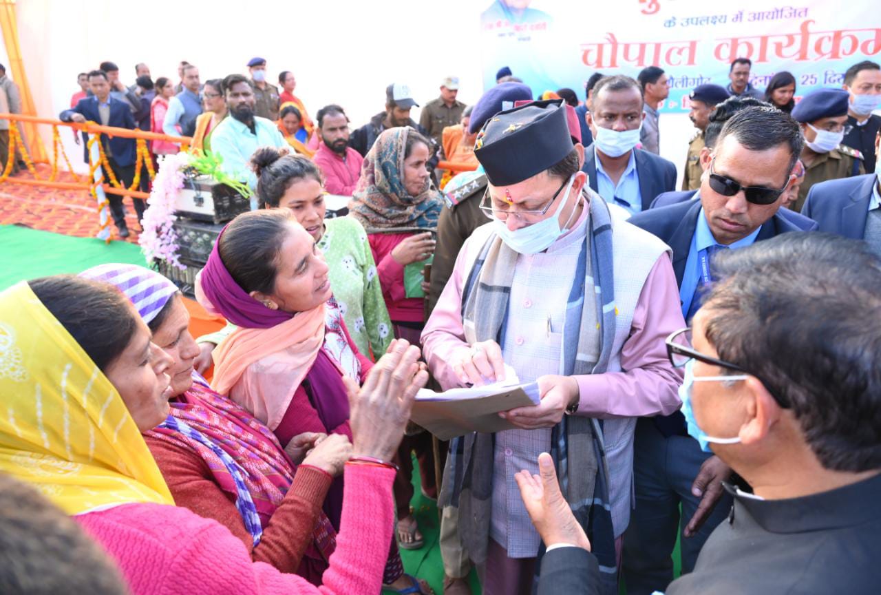 मुख्यमंत्री  धामी  ने जन समस्याएं सुनी एवं संबंधित अधिकारियों को समस्याओं के तत्काल निस्तारण के निर्देश दिये। मुख्यमंत्री ने सड़क दुर्घटना में दिवंगत दान सिंह के परिजनों को मुख्यमंत्री राहत कोष से 1 लाख का चेक प्रदान किया एवं 2 दिव्यांगजनों को व्हील चेयर प्रदान की।