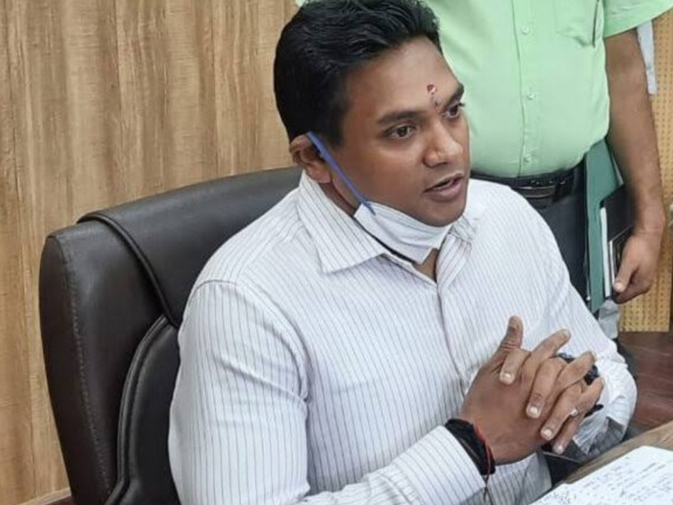 मंत्री  महाराज का नाम लेकर अभद्र भाषा का प्रयोग करने और सतपुली स्थित सामुदायिक स्वास्थ्य केंद्र में नशे की हालत में मरीजों और तिमारदार से बदसलुखी के मामले चिकित्सा अधिकारी  को तत्काल प्रभाव से स्वास्थ्य सचिव आर. राजेश कुमार ने निलंबित कर दिया