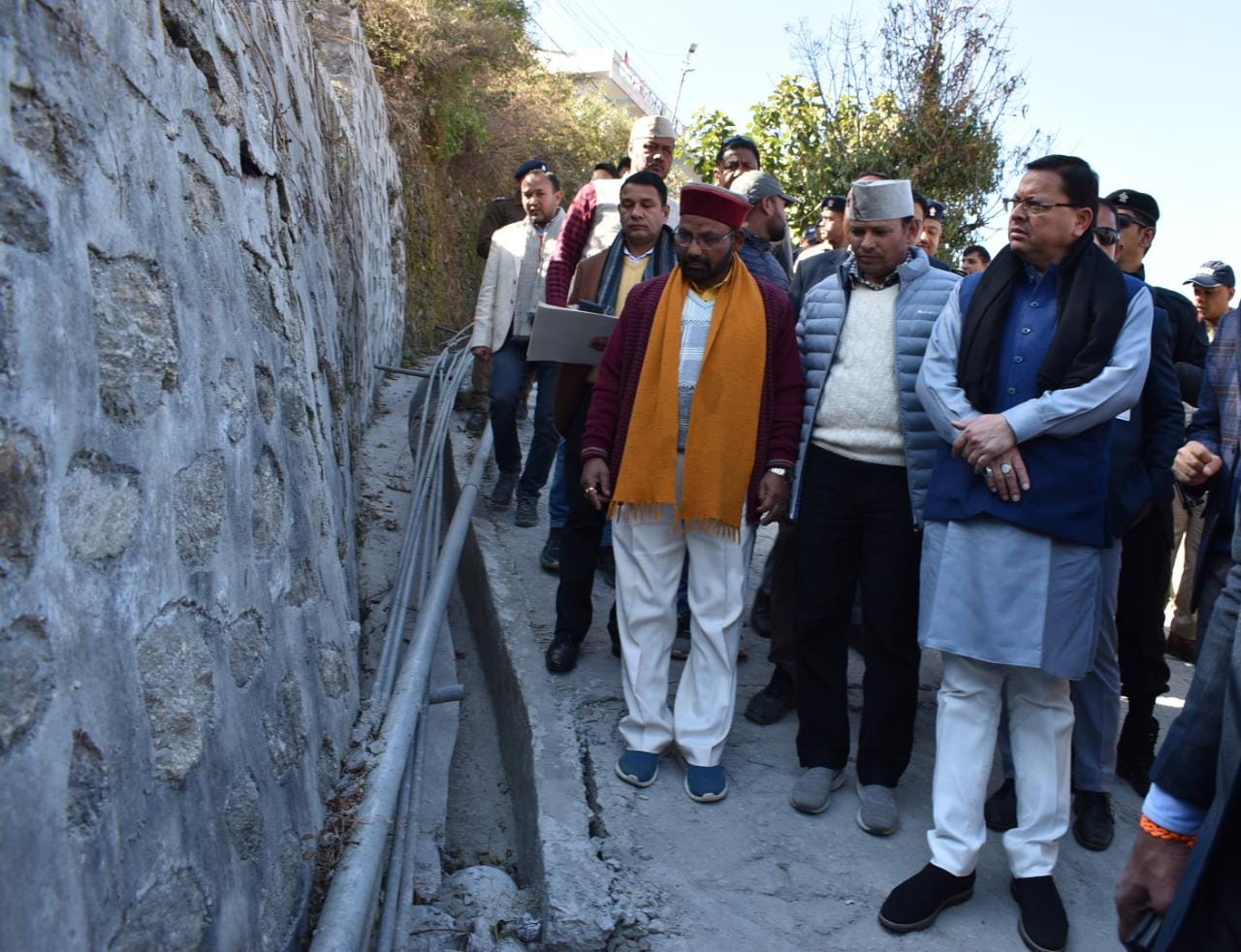 मुख्यमंत्री  पुष्कर सिंह धामी के निर्देश पर जोशीमठ में भू धंसाव के कारण विस्थापित परिवारों को मकान किराये के लिए 4 हजार रूपये प्रति माह की दर से 6 माह तक दिये जाने के लिए मुख्यमंत्री राहत कोष से राशि स्वीकृत की गई है।