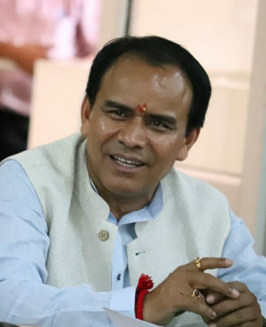 श्रीनगर मेडिकल कॉलेज में वर्ष 2008 से ही 368 कार्मिक अल्प वेतनमान पर कार्य कर रहे थे। जो लम्बे समय से समान कार्य के लिये समान वेतन की मांग को लेकर संघर्षरत थे। राज्य सरकार ने उनकी मांगों को गंभीरता से लेते हुये उपनल के समान वेतन दिये जाने की स्वीकृति प्रदान करते हुये शासनादेश जारी कर दिया है।