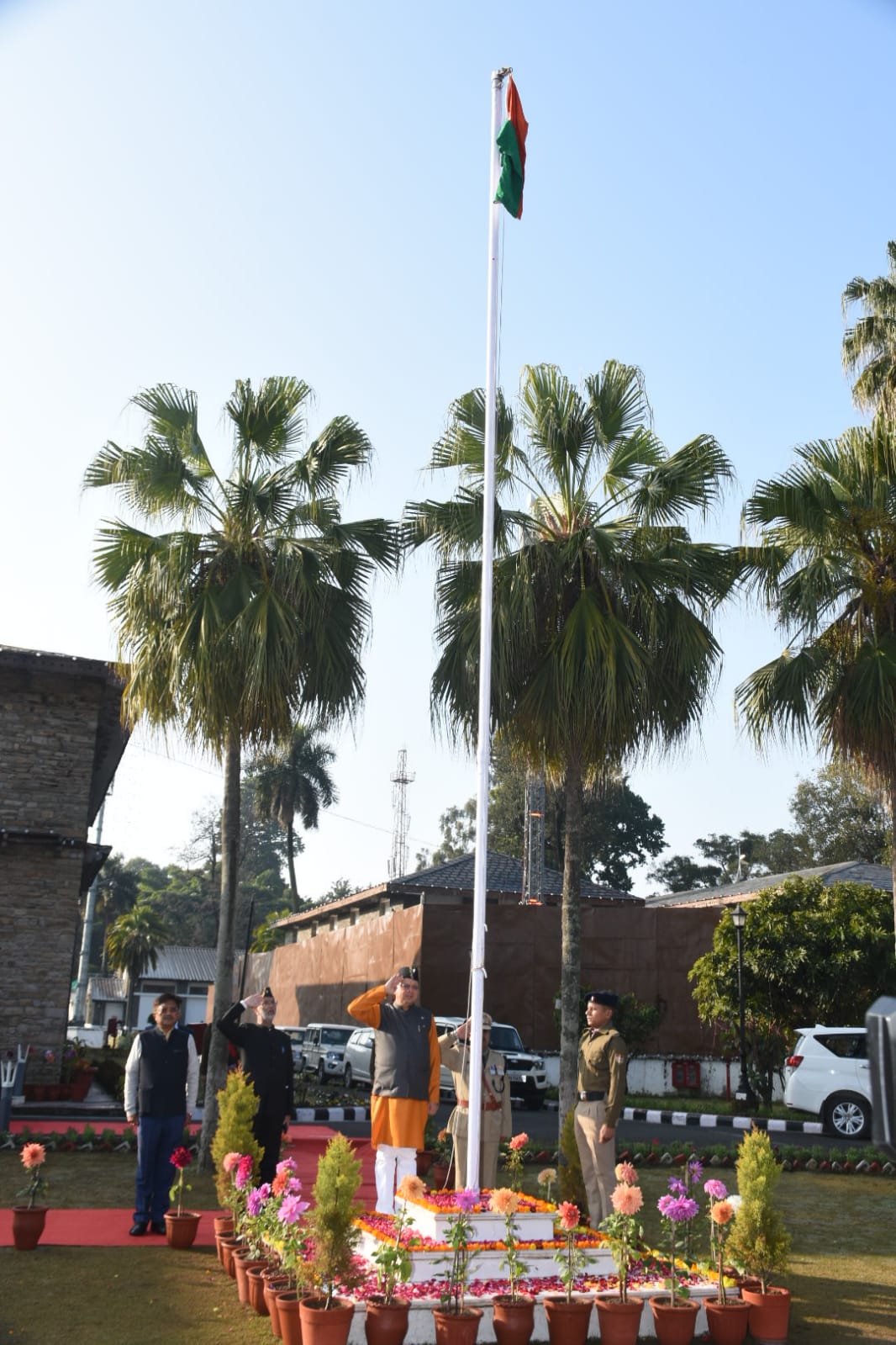 मुख्यमंत्री पुष्कर सिंह धामी ने गणतंत्र दिवस के अवसर पर मुख्यमंत्री आवास में राष्ट्रीय ध्वज फहराया। इस अवसर पर उन्होंने सभी को संविधान की उद्देशिका की शपथ दिलाई