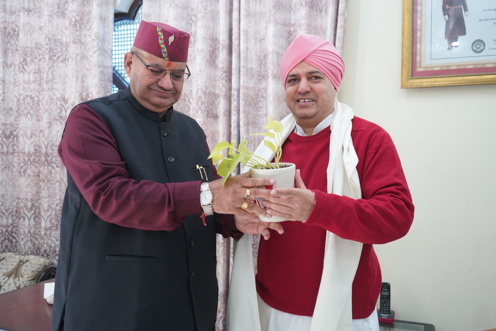 कैबिनेट मंत्री गणेश जोशी ने श्री महंत इन्दिरेश अस्पताल की सेवाओं की सराहना की ओर अस्पताल के ई.एस.आई.के 50 करोड़ के बकाया बिलों पर जताई चिंता..   मौके पर सचिव मुख्यमंत्री आर. मीनाक्षी सुंदरम को फोन पर दिए निर्दश