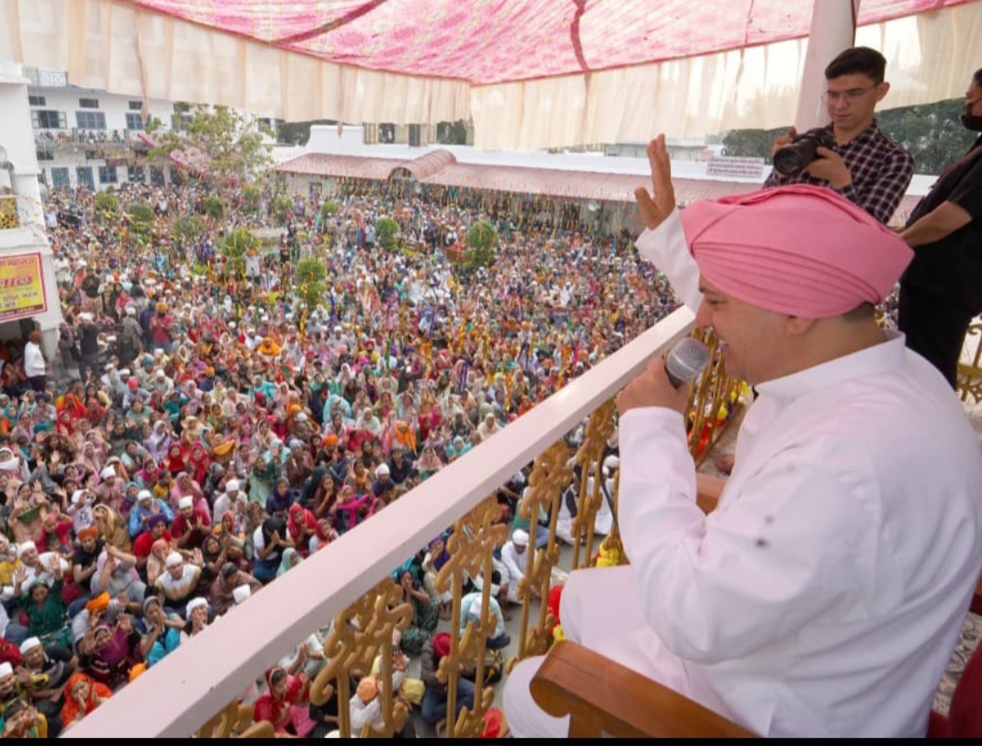 श्री दरबार साहिब में चला दर्शनों व मनौतियों का क्रम श्री दरबार साहिब के सज्जादानशीन श्रीमहंत देवेन्द्र दास जी महाराज ने दिए संगतों को दर्शन व आशीर्वाद