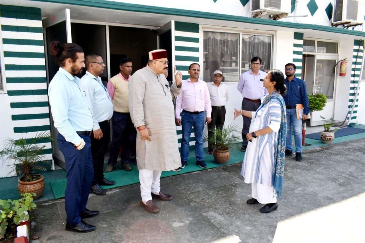 महाराज ने किया यात्रा मार्ग में स्थित जीएमवीन के विभिन्न गेस्ट हाऊसों, सड़कों, सेतुओं का निरिक्षण