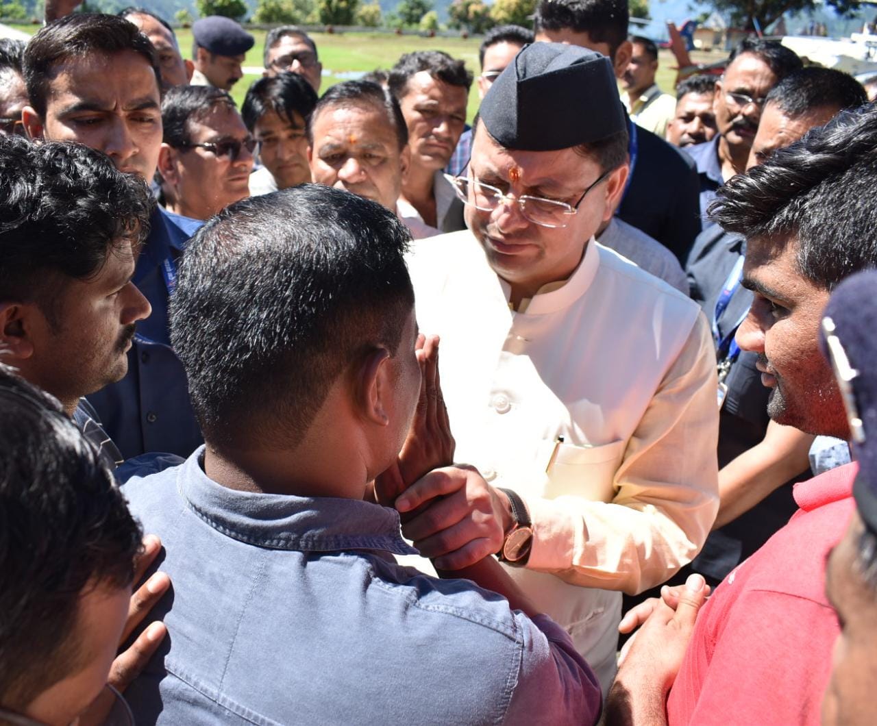 सीएम की आंखों से आंसू निकलने ही वाले थे बस किसी तरह खुद को संभाला… भावुक धामी हादसे में हताहत लोगों के परिजनों से मिले, हर संभव मदद का दिया भरोसा.. बोले दोषियों पर सख्त कार्रवाई होंगी