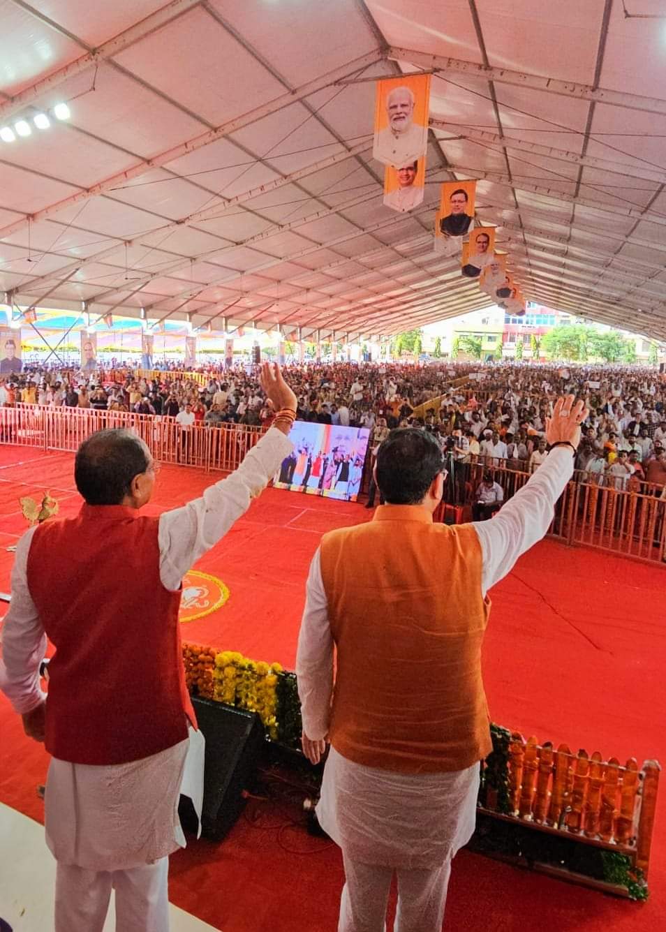 मध्य प्रदेश : शिवराज बोले आपने प्यार दिया हमने विकास किया, CM धामी ने कहा- सरकार ने पूरे किए संकल्प