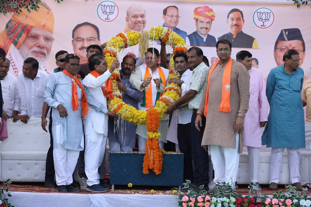 मुख्यमंत्री धामी ने कहा  आजादी के बाद जिन सरकारों ने इस देश पर राज किया, उन्होंने उत्तराखंड और राजस्थान जैसे राज्यों की पहचान को खत्म करने का भरपूर प्रयास किया,   इस उमड़े  सैलाब  को देख मुझे मालूम हो गया है  कि राजस्थान परिवर्तन करने जा रहा है..