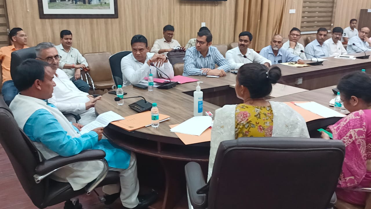 स्वास्थ्य मंत्री ने जिलाधिकारी को दिये अधिकारियों की जिम्मेदारी सुनिश्चित करने के निर्देश