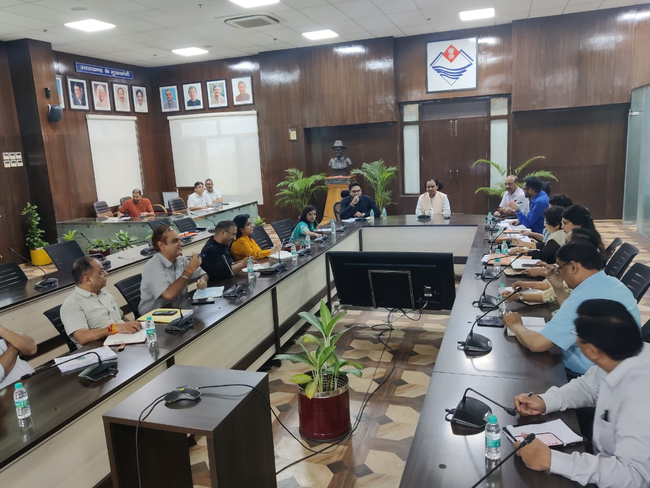 स्वास्थ्य मंत्री ने की आयुष्मान भवः अभियान की तैयारियों की समीक्षा स्वास्थ्य मंत्री ने जनपदों में जिलाधिकारियों को सौंपी अभियान के नोडल की जिम्मेदारी 17 सितम्बर से 02 अक्टूबर तक प्रदेशभर में आयोजित होंगे विभिन्न कार्यक्रम: स्वास्थ्य मंत्री धन सिंह रावत