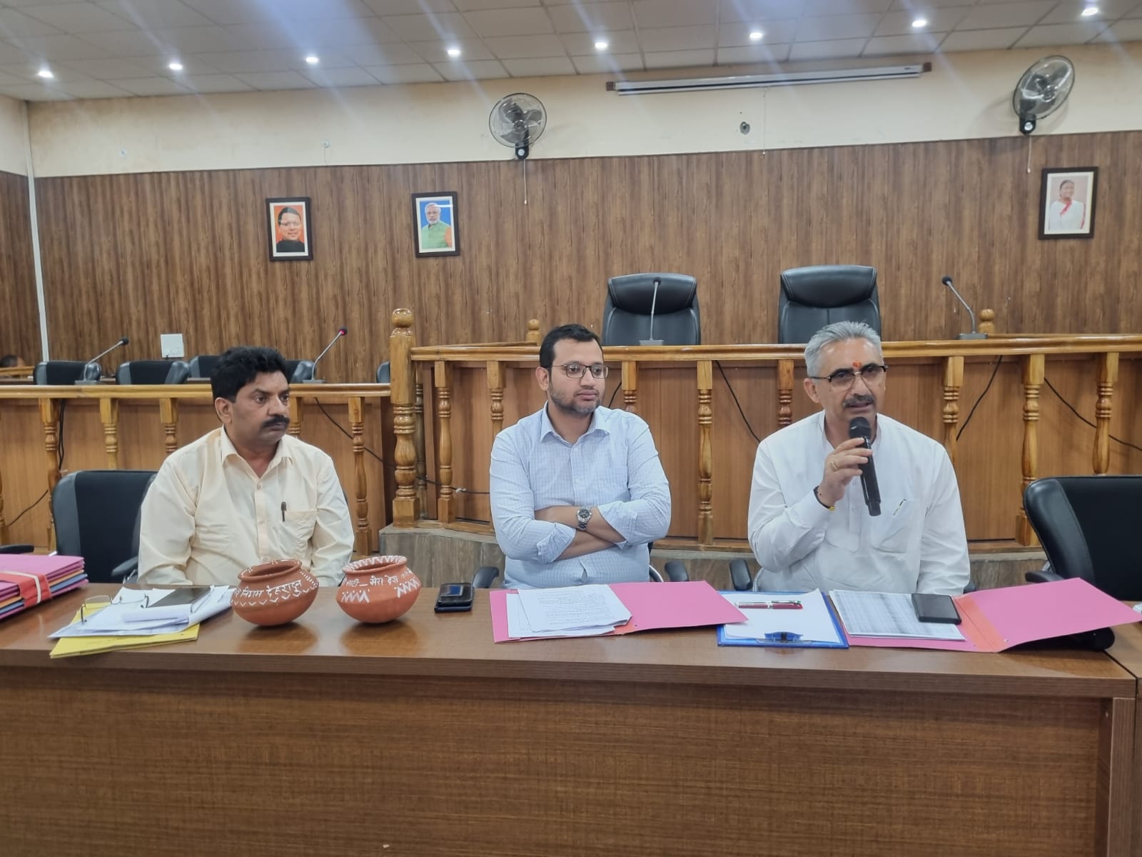 लगातार ग्राउंड जीरो पर रहे मेयर देहरादून : डेंगू अब नियंत्रण में, नगर निगम द्वारा चलाए जा रहे विभिन्न अभियानों से भी डेंगू के बचाव एवं रोकथाम में मिली बहुत सहायता..
