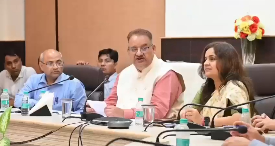 मंत्री गणेश जोशी ने ग्राम्य विकास विभाग में बेहतर कार्य करने वाले खंड विकास अधिकारियों को शाबाशी दी, विभाग द्वारा किए जा रहे कार्यों की सराहना की