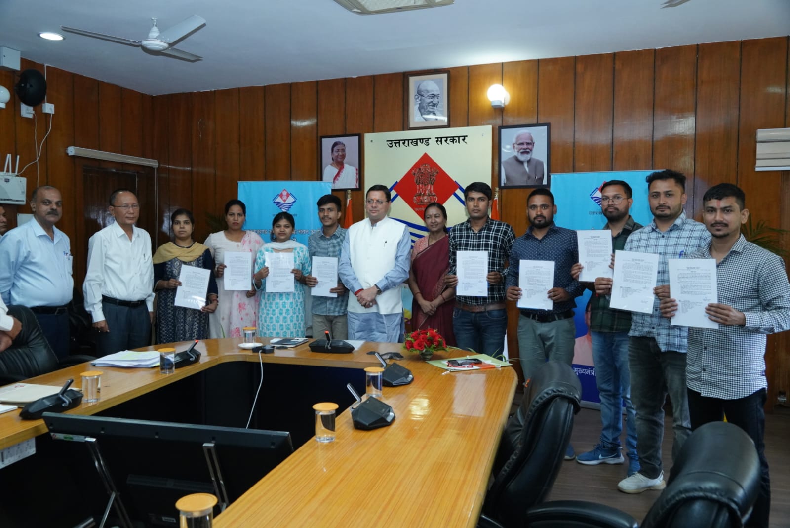 मुख्यमंत्री धामी ने उत्तराखण्ड अधीनस्थ सेवा चयन आयोग के माध्यम से चयनित 10 अभ्यर्थियों को नियुक्ति पत्र प्रदान किये