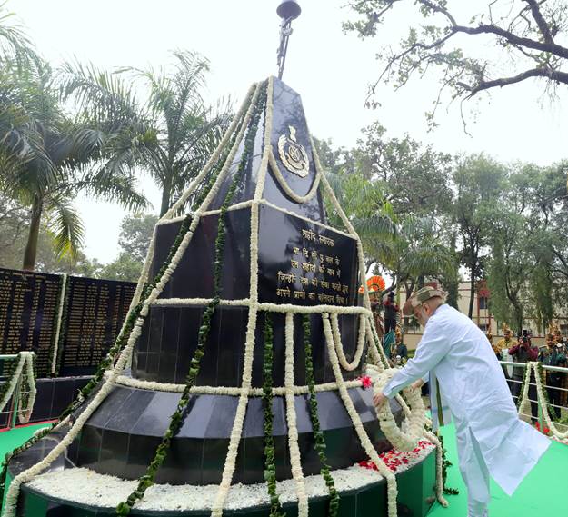 दीपावली पर देशवासी जब अपने घर में दिया जलाते हैं, तब वे एक दिया सीमा पर तैनात हमारे वीर जवानों के लिए भी जलाते है