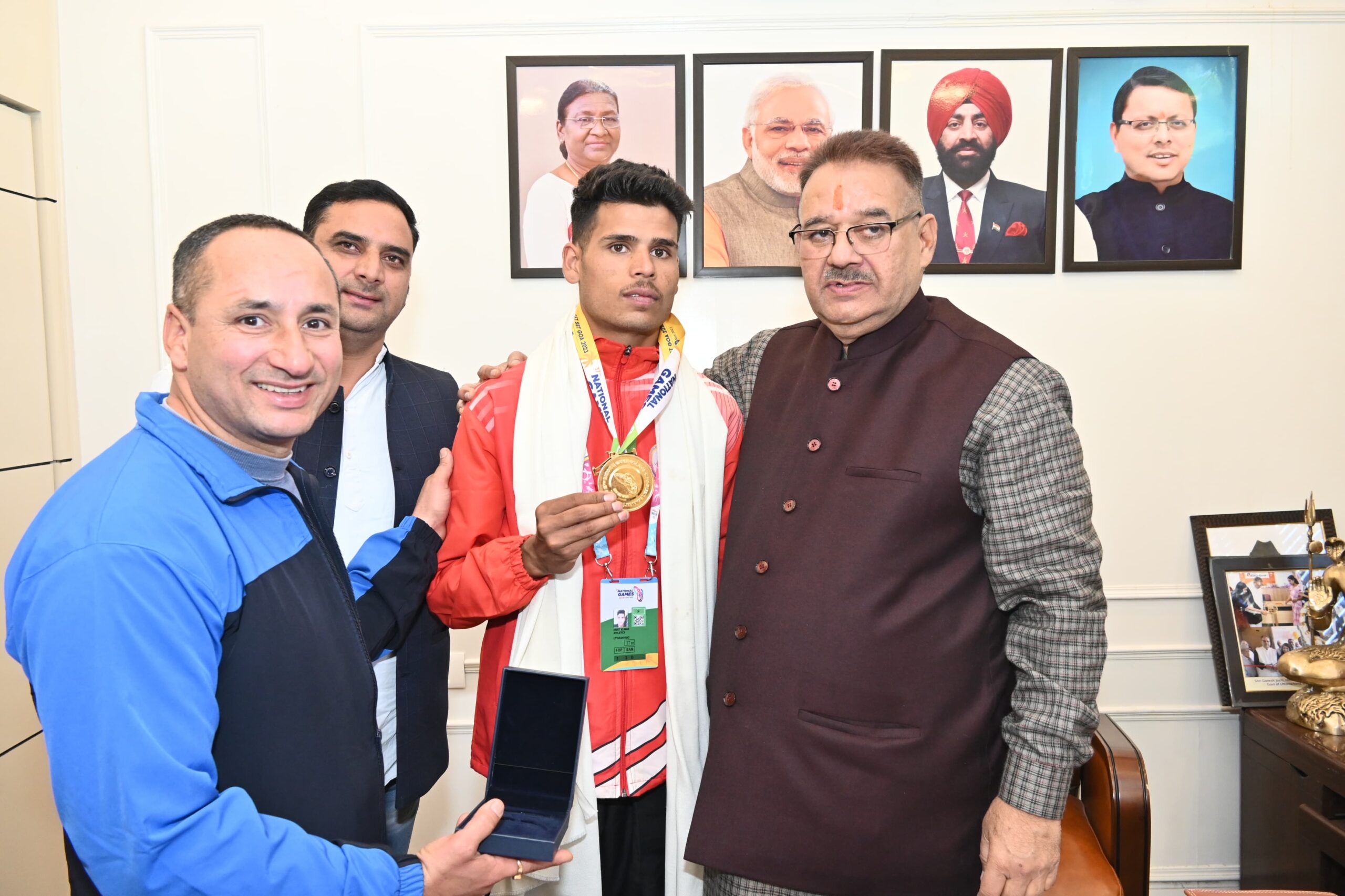 मंत्री गणेश जोशी ने एथलीट अंकित कुमार को शॉल ओढ़ाकर सम्मानित कर उत्साह वर्धन किया