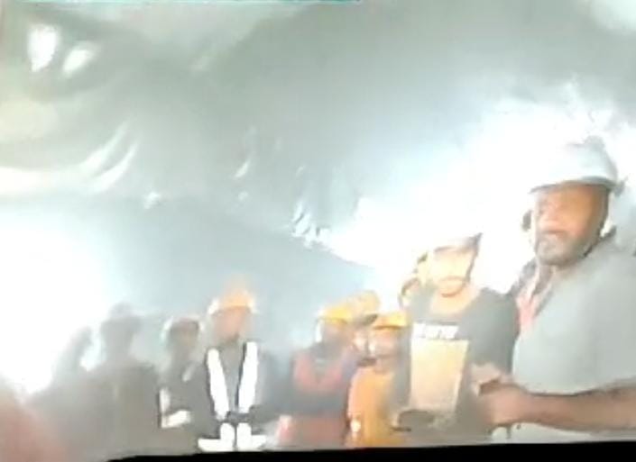 हम आपको शीघ्र सकुशल बाहर निकालने हेतु पूरी ताक़त के साथ प्रयासरत हैं: धामी