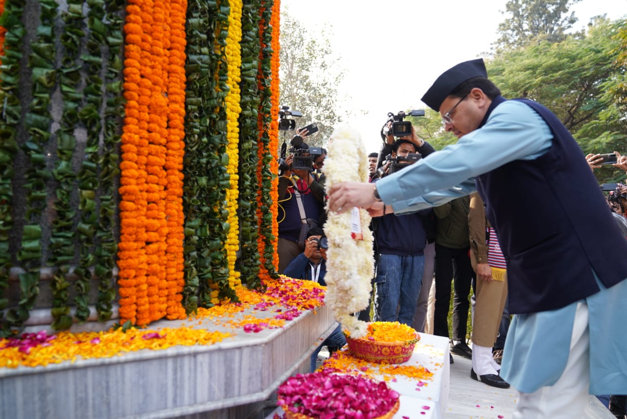 धामी ने विजय दिवस पर शहीद स्मारक पर पुष्प चक्र अर्पित कर शहीदों को श्रद्धांजलि दी