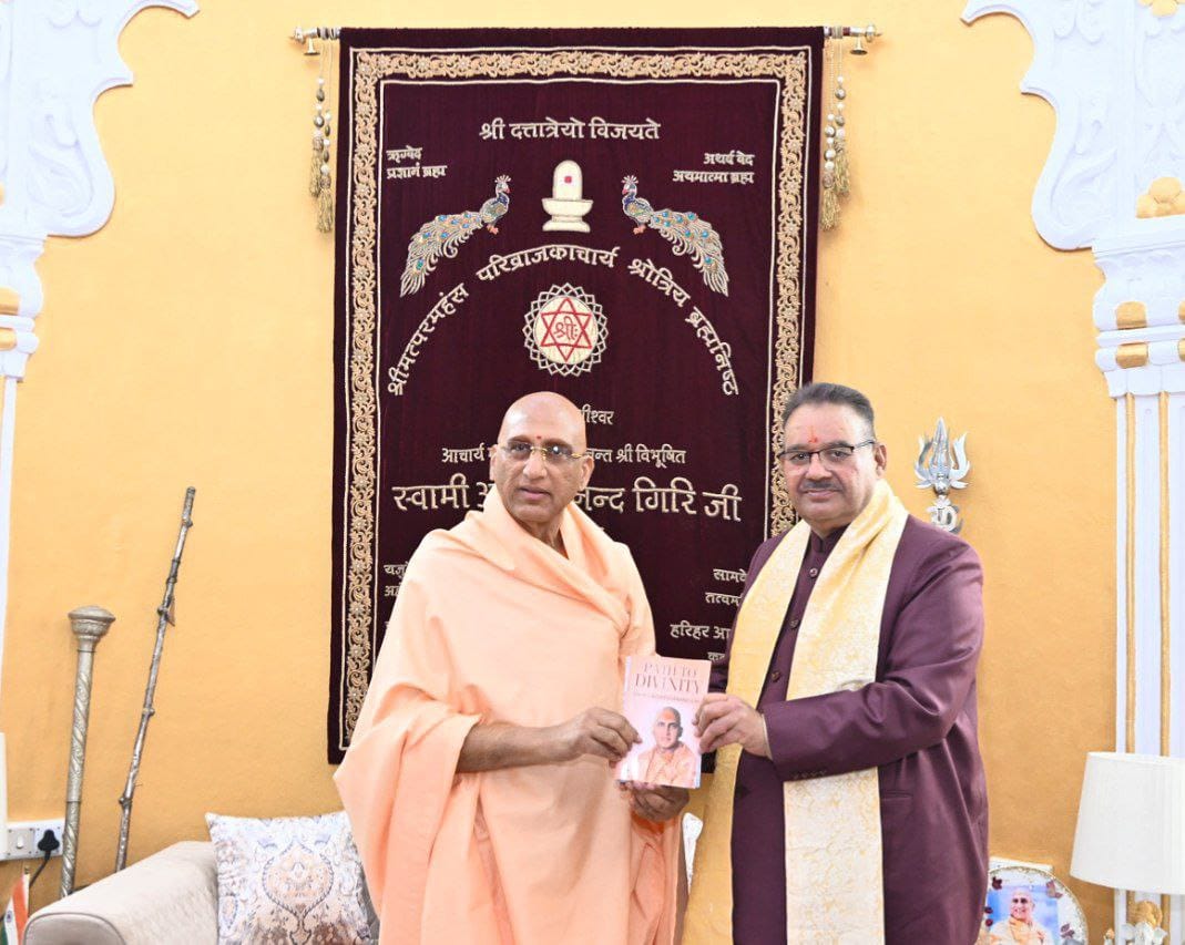 कैबिनेट मंत्री गणेश जोशी ने हरिद्वार पहुंचकर जूना अखाड़ा के महामंडलेश्वर स्वामी अवधेशानन्द गिरिजी महाराज से शिष्टाचार भेंट कर लिया आशिर्वाद 
