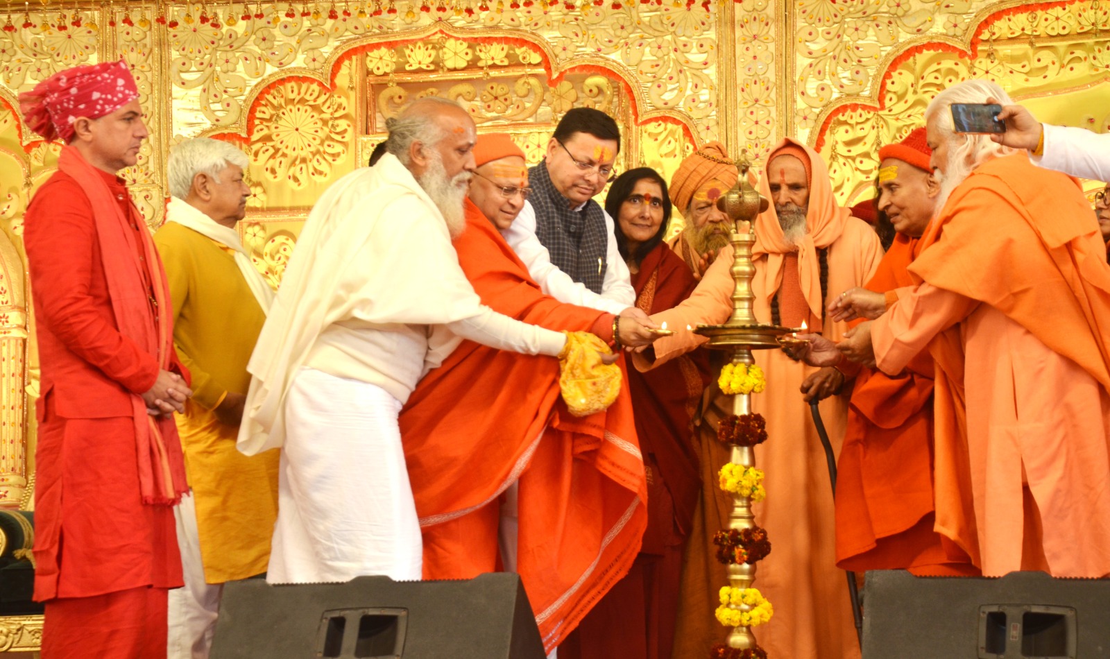 मुख्यमंत्री धामी ने अपने मथुरा प्रवास के दौरान शनिवार को प्रसिद्ध गोवर्धन मंदिर में दुग्धाभिषेक कर पूजा अर्चना की तथा देश व प्रदेश की खुशहाली की कामना की