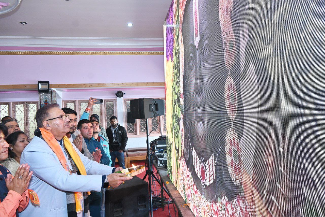 मसूरी के लक्ष्मी नारायण मंदिर में श्रीराम मंदिर प्राण प्रतिष्ठा समारोह के बाद वर्चुअल रुप से रामलला के दर्शन कैबिनेट मंत्री गणेश जोशी ने किये