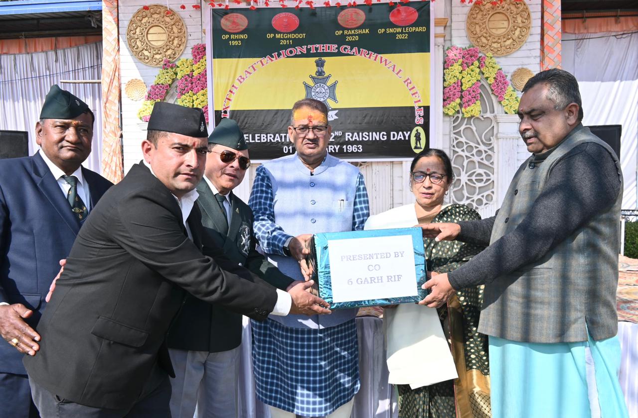 छठी गढ़वाल राइफल्स के 62वे स्थापना दिवस पर वीर नारियो को सैनिक कल्याण मंत्री गणेश जोशी ने किया सम्मानित किया