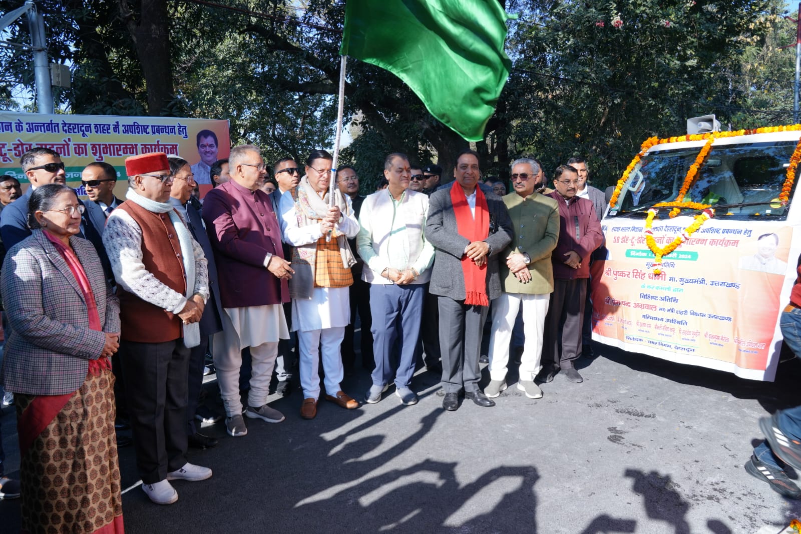 धामी ने ‘स्वच्छ भारत मिशन’ के अन्तर्गत देहरादून शहर में अपशिष्ट प्रबंधन के लिए 58 डोर-टू-डोर वाहनों का फ्लैग ऑफ किया