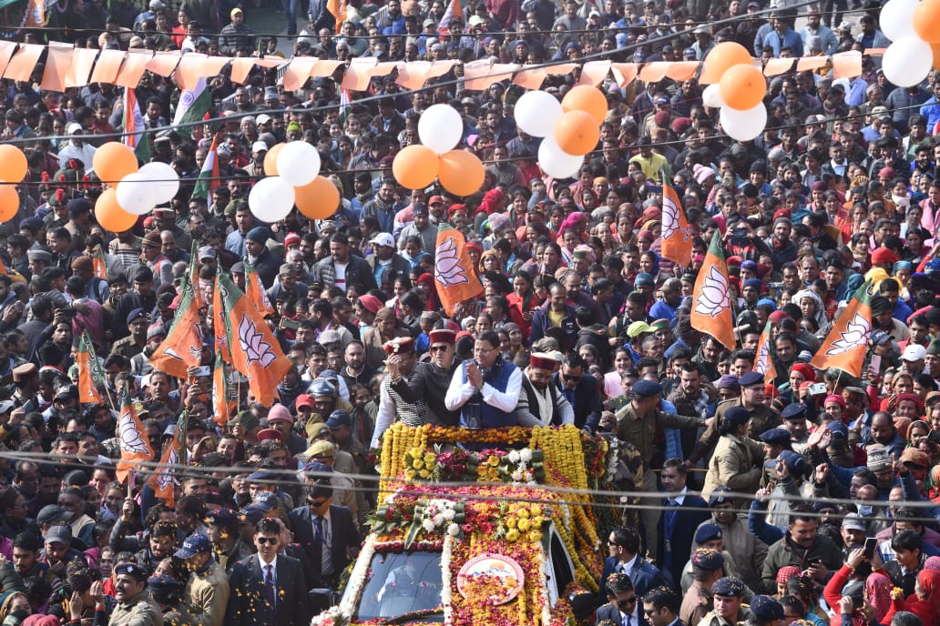 उत्तरकाशी में मुख्यमंत्री धामी के रोड शो में सड़कों पर उतरा जनसैलाब…. (हर तरफ धामी धामी )