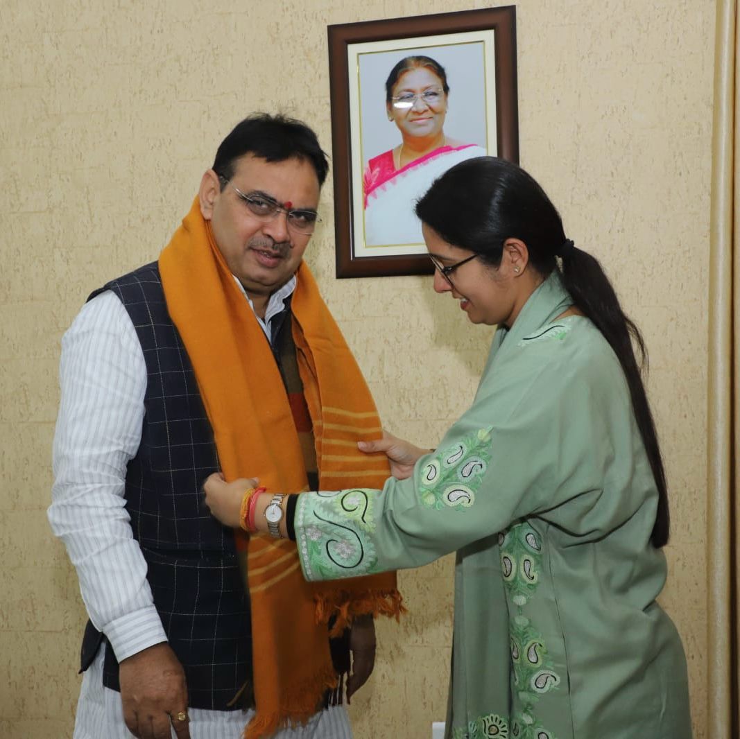 युवा मोर्चा की राष्ट्रीय उपाध्यक्ष नेहा जोशी ने राजस्थान के नवनिर्वाचित मुख्यमंत्री भजनलाल शर्मा को भेंट की चमोली के बुनकरों द्वारा बनायी शाल
