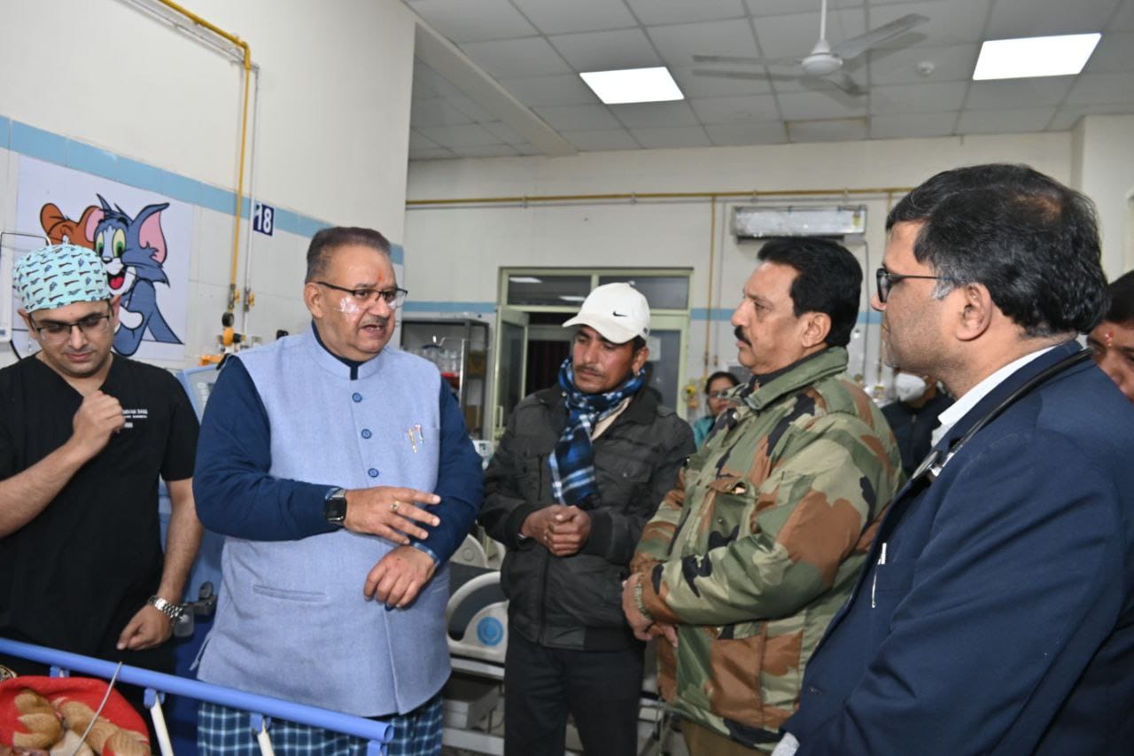 कैबिनेट मंत्री गणेश जोशी ने मौके पर उपस्थित वन विभाग के अधिकारियों को पिंजरा बढ़ने और जल्द से जल्द गुलदार को ट्रेंकुलाइज कर गुलदार को पकड़ने के लिए निर्देशित किया