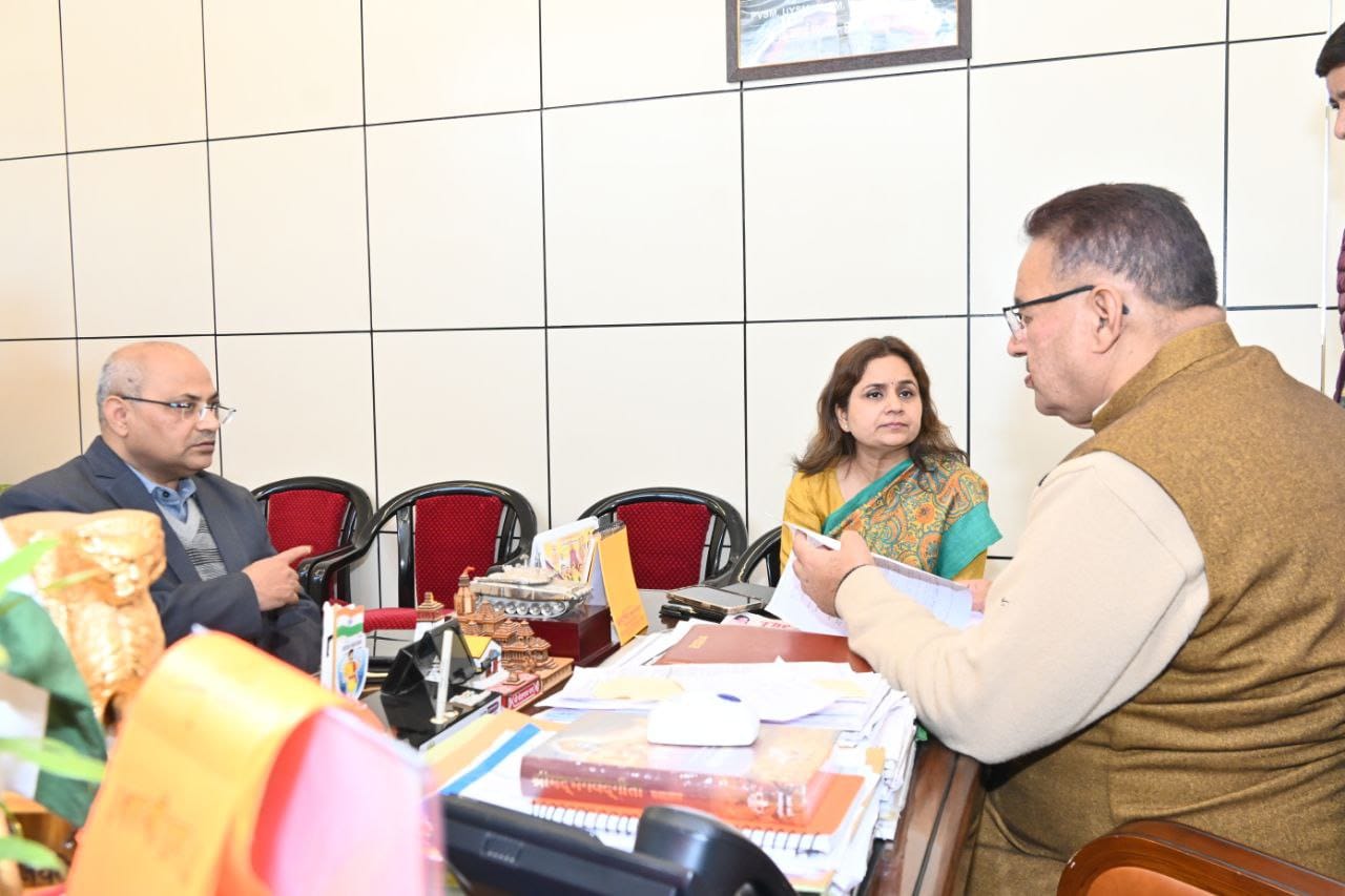ग्राम्य विकास विभाग के उच्च अधिकारियों के साथ विभागीय समीक्षा मंत्री गणेश जोशी ने कर दिए उचित दिशा निर्देश