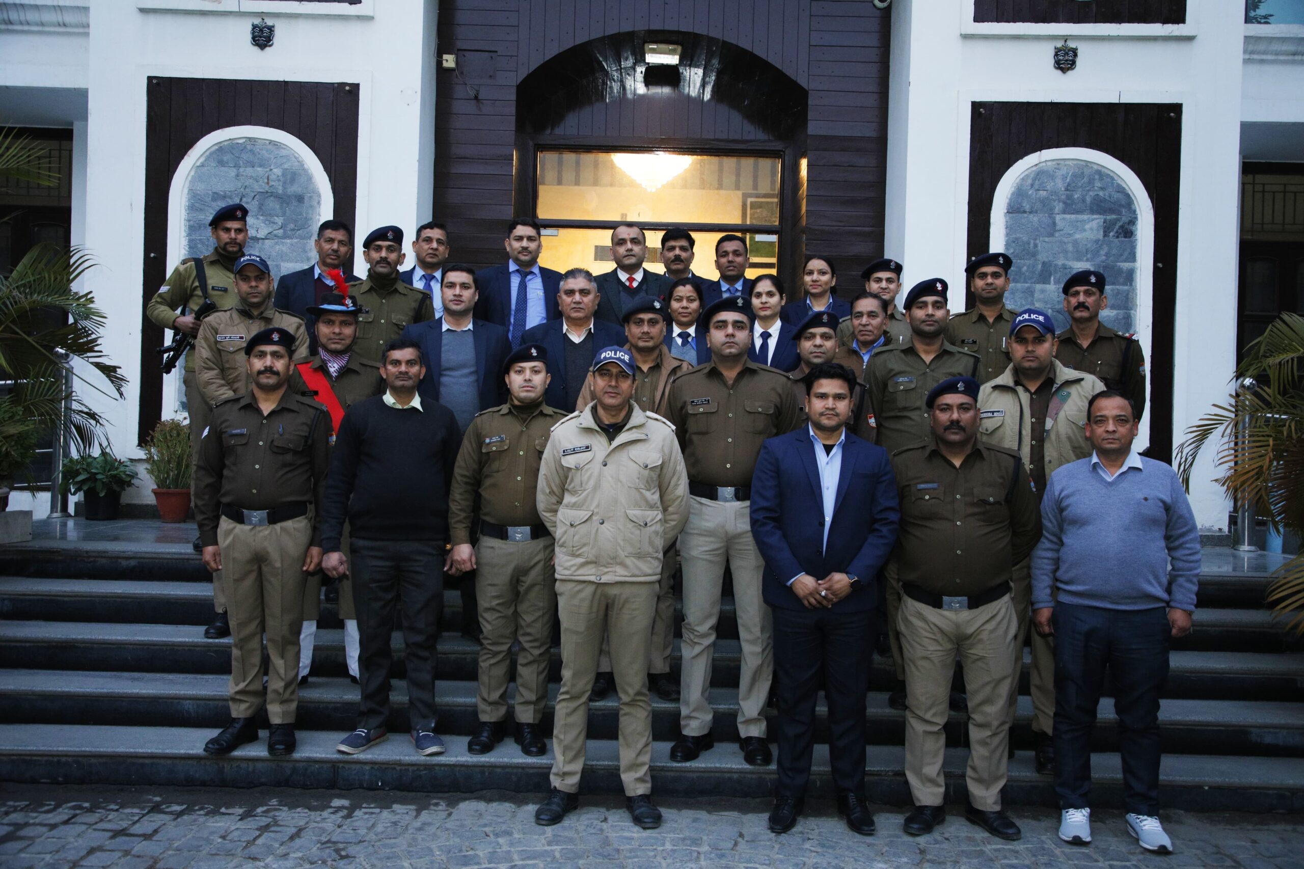 नई दिल्ली स्थित उत्तराखण्ड सदन के भूतल में मुख्यमंत्री पुष्कर सिंह धामी के दिशानिर्देशानुसार उत्तराखण्ड पुलिस महानिदेशक अभिनव कुमार ने पुलिस बैरक का उद्घाटन किया.