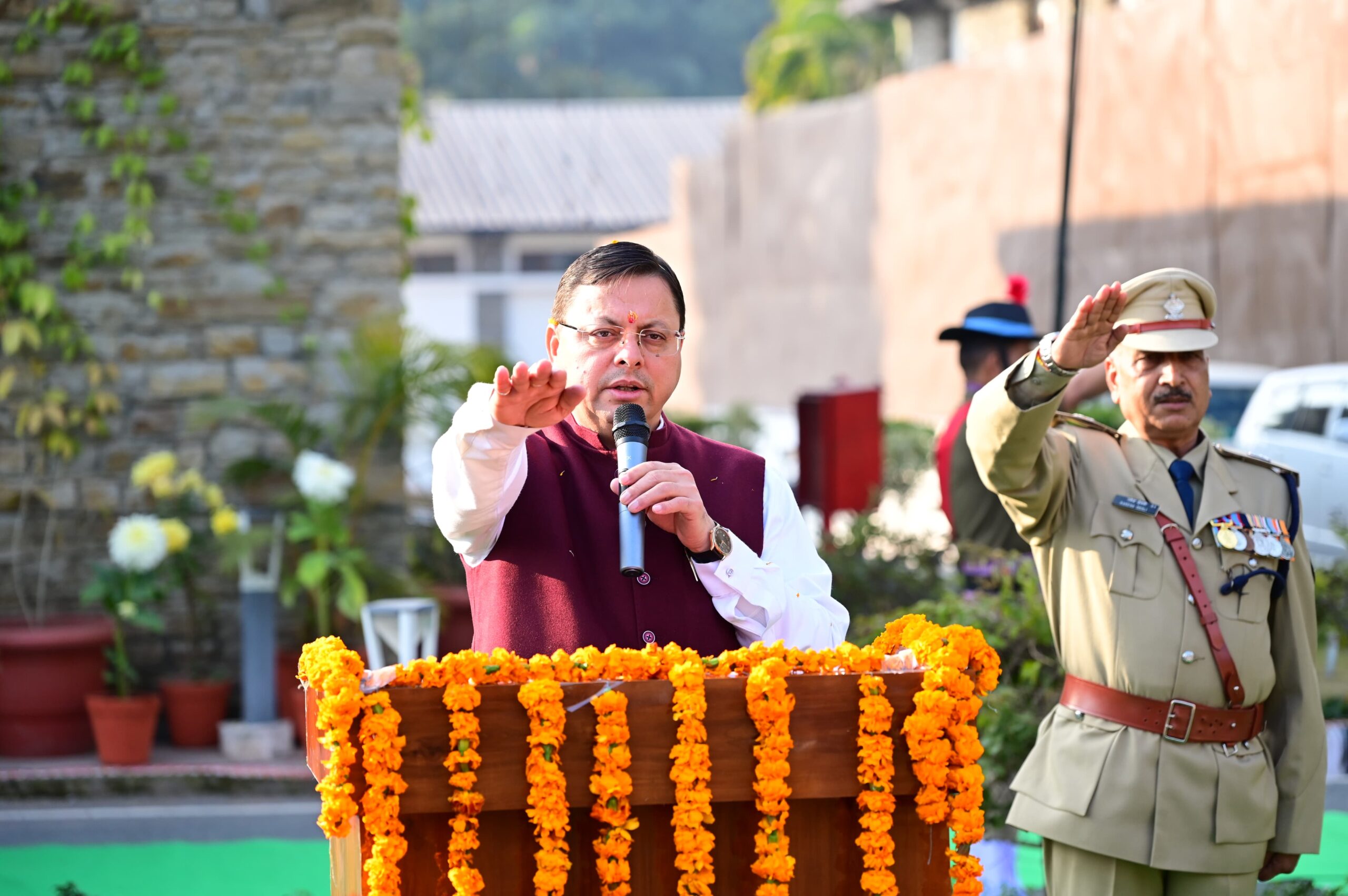 मुख्यमंत्री धामी ने मुख्यमंत्री आवास में राष्ट्रीय ध्वज फहराया , सभी को संविधान की उद्देशिका की शपथ दिलाई   