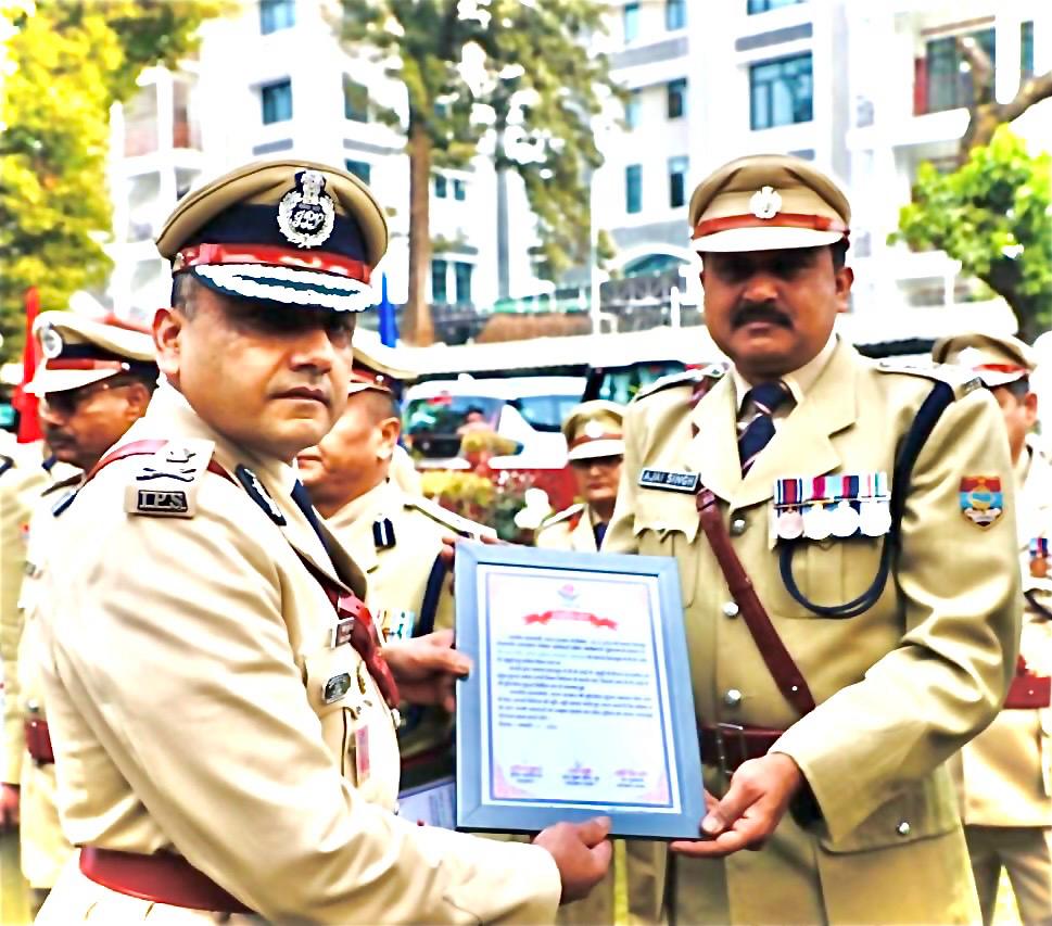 पुलिस महानिदेशक अभिनव कुमार ने एसएसपी देहरादून अजय सिंह को किया सम्मानित