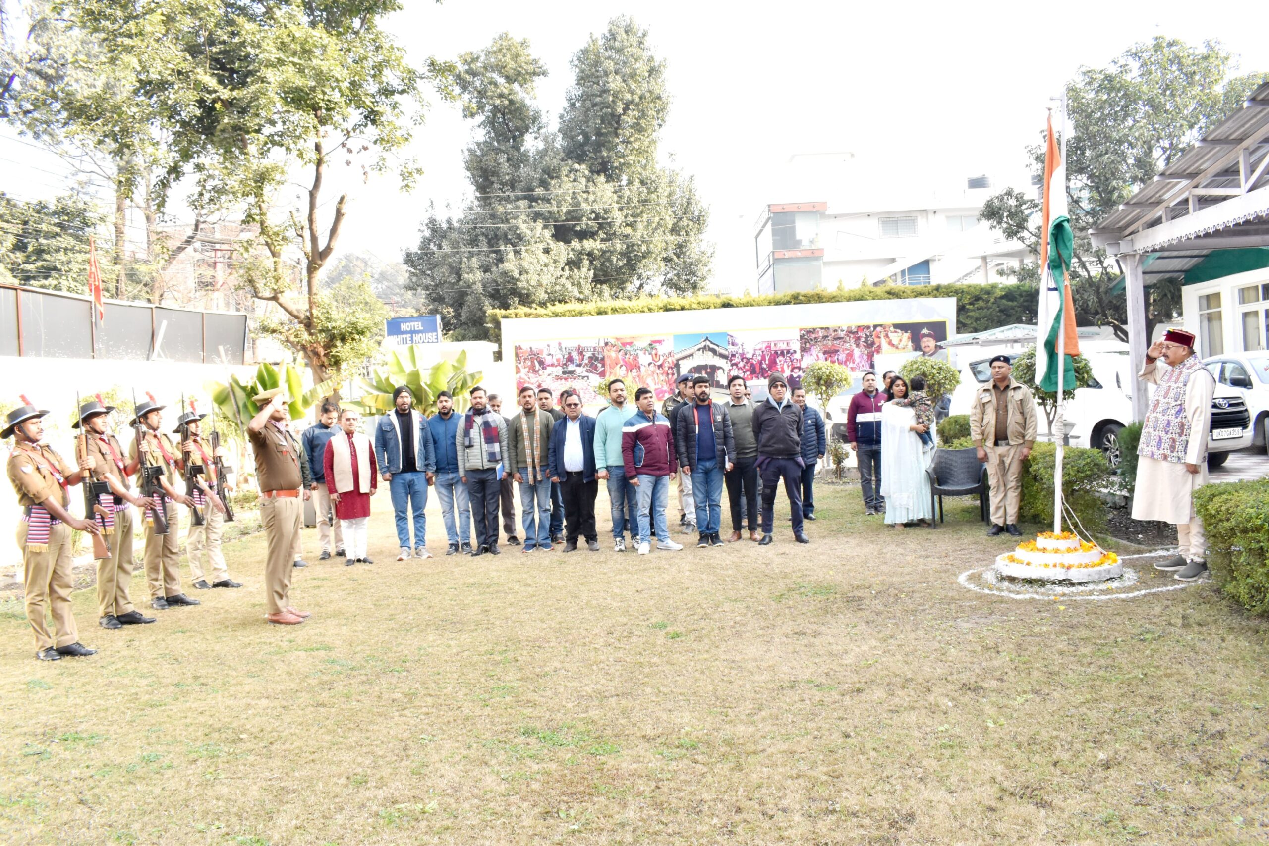 महाराज ने अपने कैम्प कार्यालय परिसर में किया ध्वजारोहण