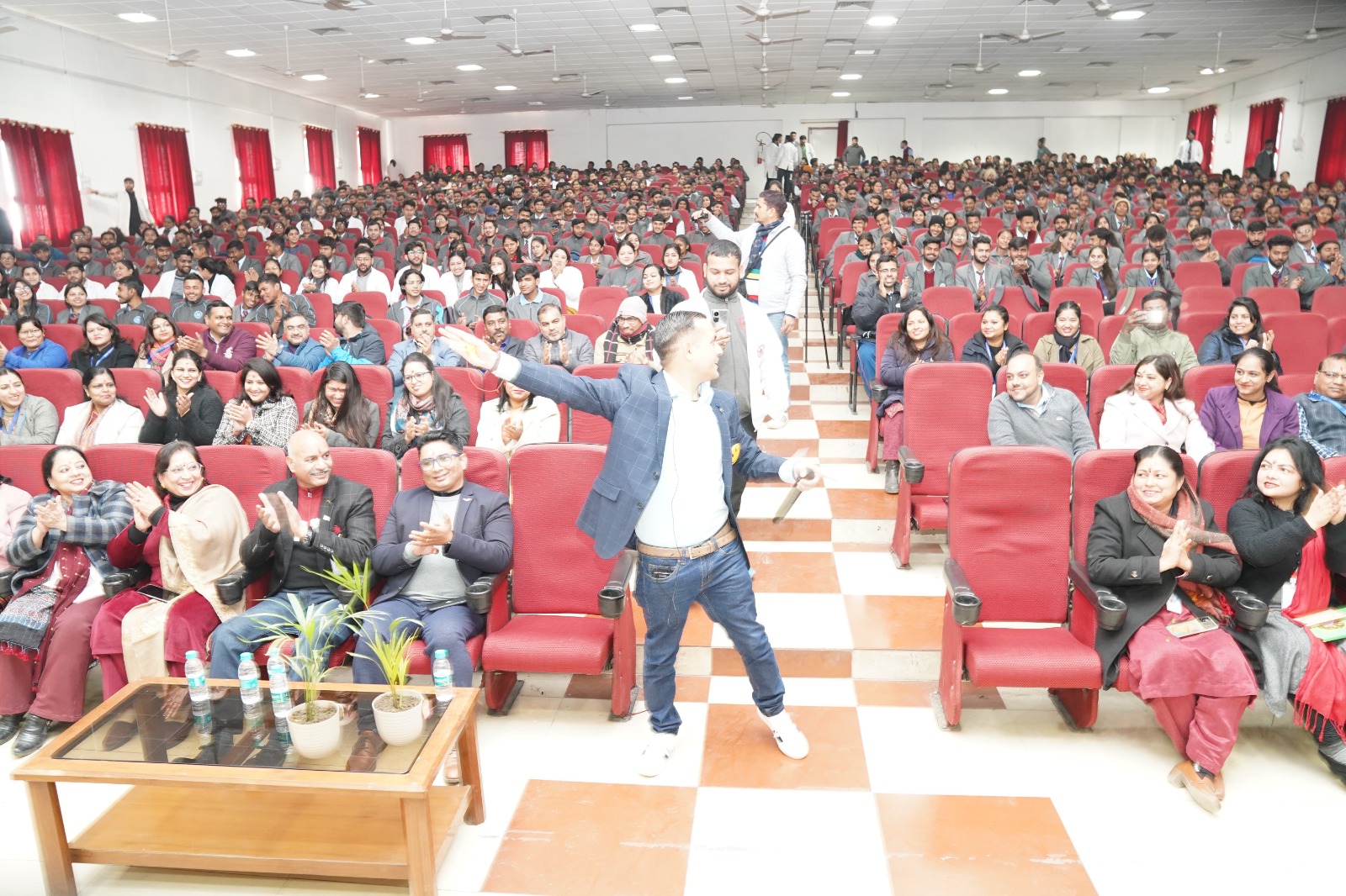 वल्र्ड रिकाॅर्ड होल्डर के साथ लाफ्टर योग सैशन में फेकल्टी और छात्र-छात्राएं लोटपोट हुए