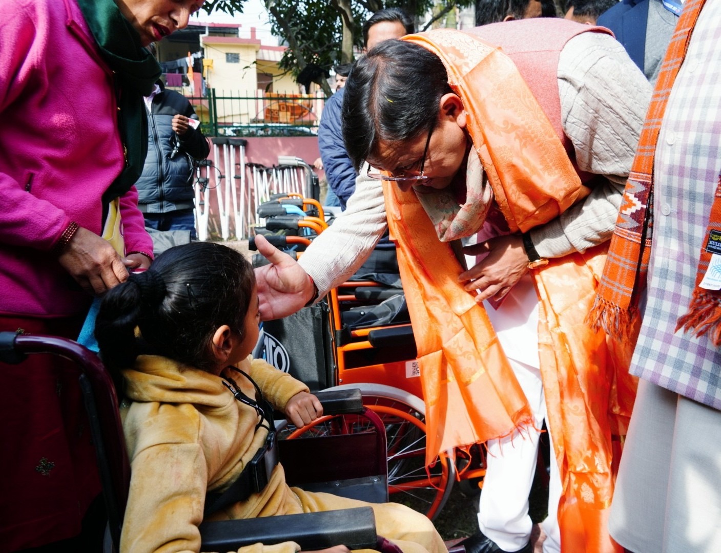 मुख्यमंत्री धामी ने दिव्यांग बच्चों को व्हील चेयर भी प्रदान किये