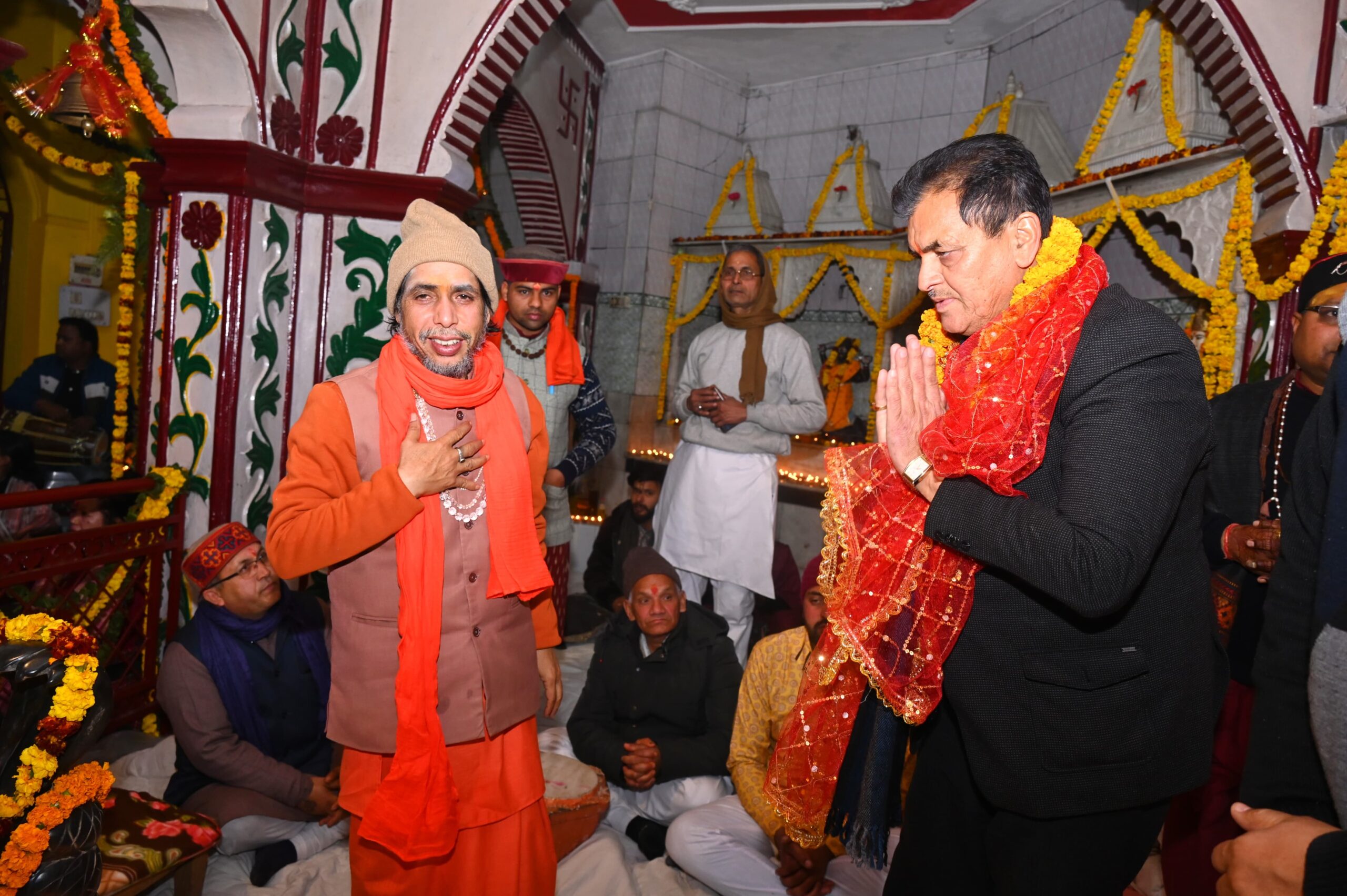 टपकेश्वर महादेव स्थित श्री संतोषी माता मंदिर के 26 वे स्थापना दिवस के अवसर पर कैबिनेट मंत्री डॉ प्रेमचंद अग्रवाल ने 1100 दीप द्वारा मां की दिव्या भव्य आरती की