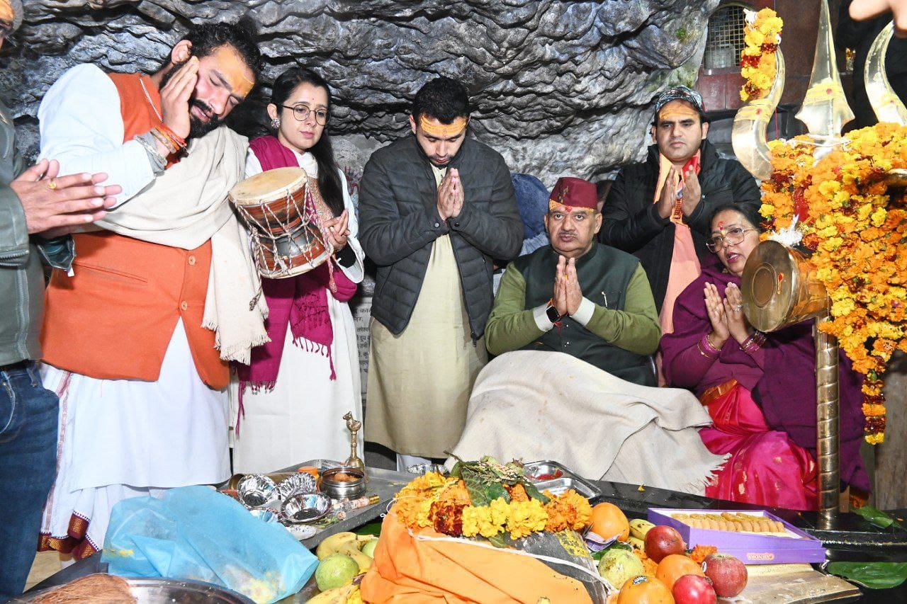 कैबिनेट मंत्री गणेश जोशी ने डाट काली मंदिर, दरबार साहिब, मानक सिद्ध मंदिर व कुर्मांचल भवन स्थित मां दुर्गा मंदिर और में पूजा अर्चना कर भगवान का आशीर्वाद प्राप्त किया