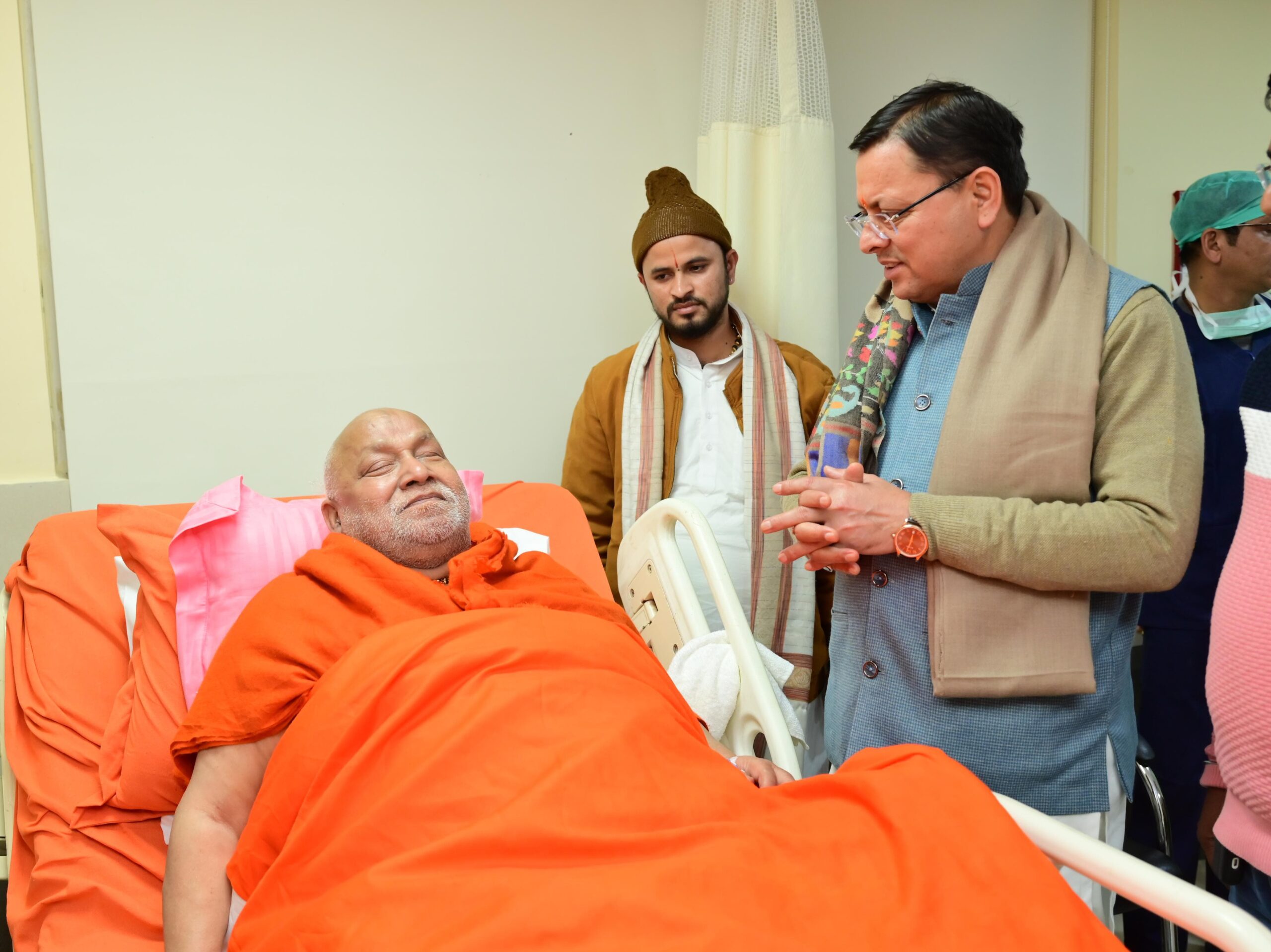 मुख्यमंत्री धामी ने अस्पताल में भर्ती जगदगुरू रामभद्राचार्य महाराज से भेंट कर उनकी कुशल क्षेम पूछी तथा उनके शीघ्र स्वास्थ्य लाभ की कामना की