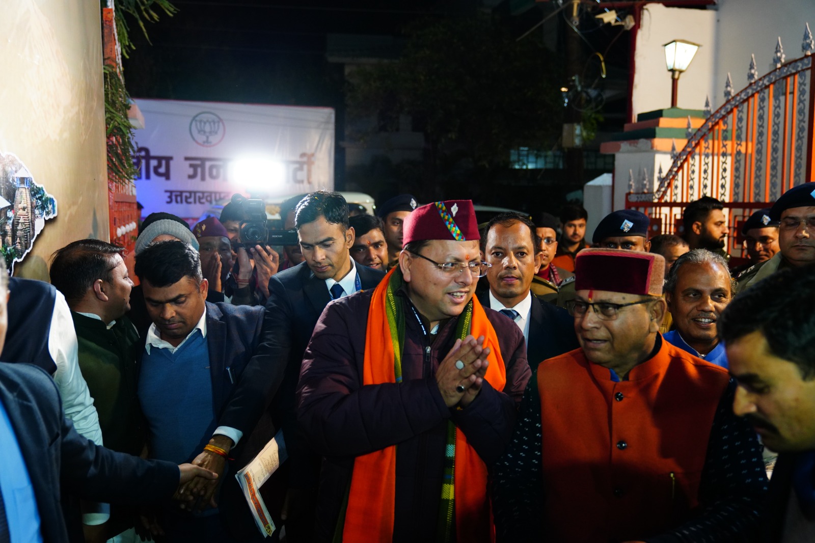 हिमालय प्रहरी की भाँति पूरे देश की रक्षा कर रहा है वही गंगा-जमुना जैसी नदियां पूरे देश को सिंचित कर रही है। यह सर्वाधिक महत्वपूर्ण कानून होने वाला है। वैसे भी 30% महिला आरक्षण लागू कर दिया है हमने आज 10% आंदोलनकारी आरक्षण को भी लागू कर दिया है 