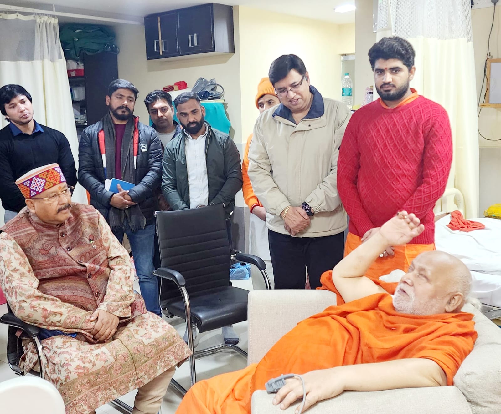 अस्पताल में भर्ती मशहूर संत रामभद्राचार्य का महाराज ने जाना हाल-चाल