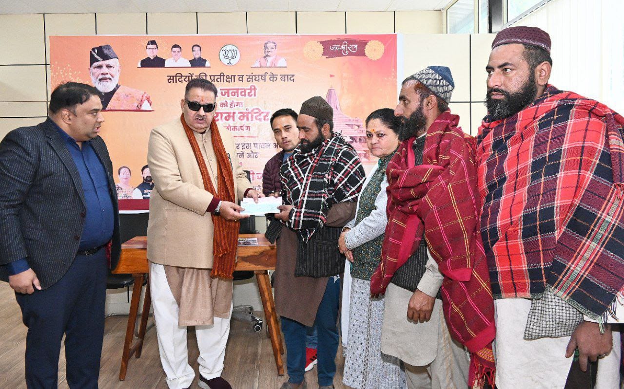 गुलदार हमले के पीड़ित परिवार वालो को 6 लाख रुपए की मुआवजा राशि का चैक कैबिनेट मंत्री गणेश जोशी ने प्रदान किया