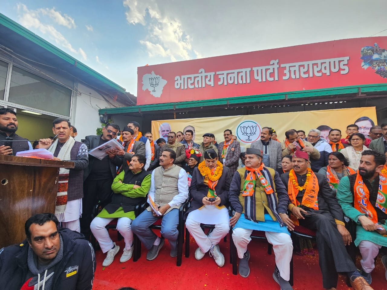 प्रदेश मुख्यालय में आज पार्टी ज्वाइन करने वालों की तादात इतनी अधिक रही कि कार्यक्रम को 3 पालियों में संपन्न करना पड़ा