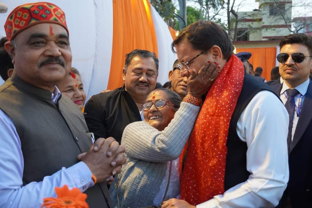 धामी जी ने कुमाउनी लोक गायक हरु जोशी द्वारा यूसीसी पर बनाया गया गीत किया लांच