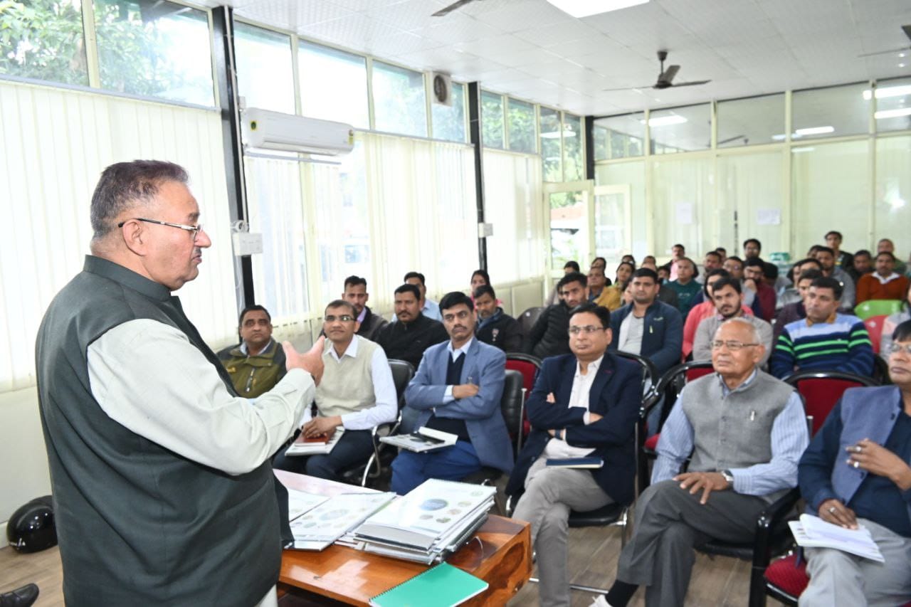 बागवानों किसानों को अब बीज, पौध, खाद इत्यादि मिलेंगे समय पर उद्यान मंत्री गणेश जोशी ने कैलेंडर किया जारी